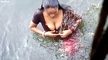 indian mallu girl showing boobs aunty cleavage chut ungli pussy bhabhi cleavage boobs big
