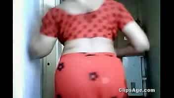 Aunty flashing navel