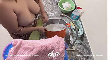 सींग वाली भारतीय नौकरानी बर्तन धो रही है और अपने मालिक को अपने बड़े रसदार स्तन देखने दे रही है
