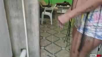 Ksal Hot  vão em buscar de gravar uma foda na rua, e encontram um  casinha aparentemente vazia, mas na hora que o Mike hot estava fudendo a buceta da safada de sua esposa, chega o proprietário da casa e acaba  fudendo a xota da gostosa dela