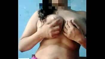 New Delhi Girl Sarah Azmeri Showing Her Boobs In Sex Chat