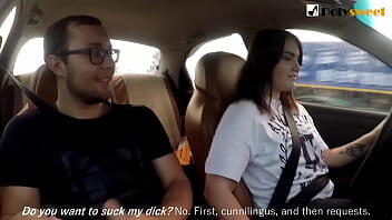 Девушка болтает и мастурбирует в машине за рулем публично - сперма в конце