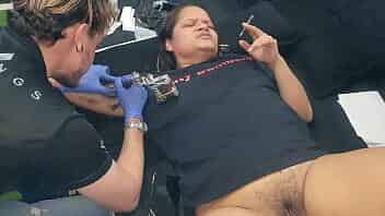 Casada paga tatoo com Xerecard