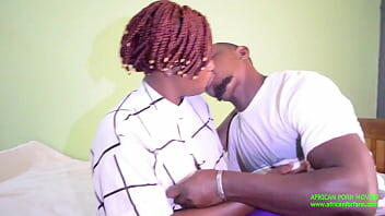 trio de baise matinale au Cameroun de Yaoundé, la jolie et les deux garçons surpris dans une partouzes de baise pendant les fêtes de fin d'année, a voir en direct sur Xvideos red. Beau black