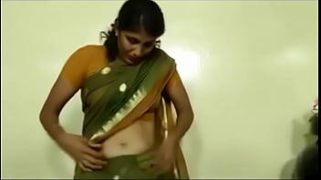 An indian mallu hot neighbour bhabhi teaching how to wear saree