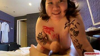 विशाल जापानी लड़की बिस्तर पर और चूसने और एशियाई डिक पर कफ करती है। वसा वाले शरीर पर पेंट किए गए शावर का समय। OSAKAPORN