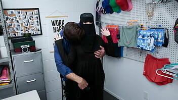 अधिकारी ने हिजाब दुकानदार किशोरी को उसके अपराध के बारे में बताया - लिफ़्टरहब