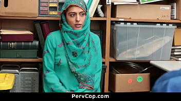 हिजाब पहने किशोर को दुकान से चोरी करते हुए पकड़ा गया और उसे घर जाने देने के लिए अधिकारी के साथ चुदाई करनी पड़ी - PervCop.com