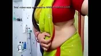 Bhabhi hot show in saree